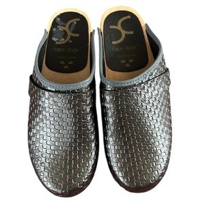 Cape Clogs | Women’s Dark Silver Metallic Textured Sip On Wooden Heel Clogs Sz 7